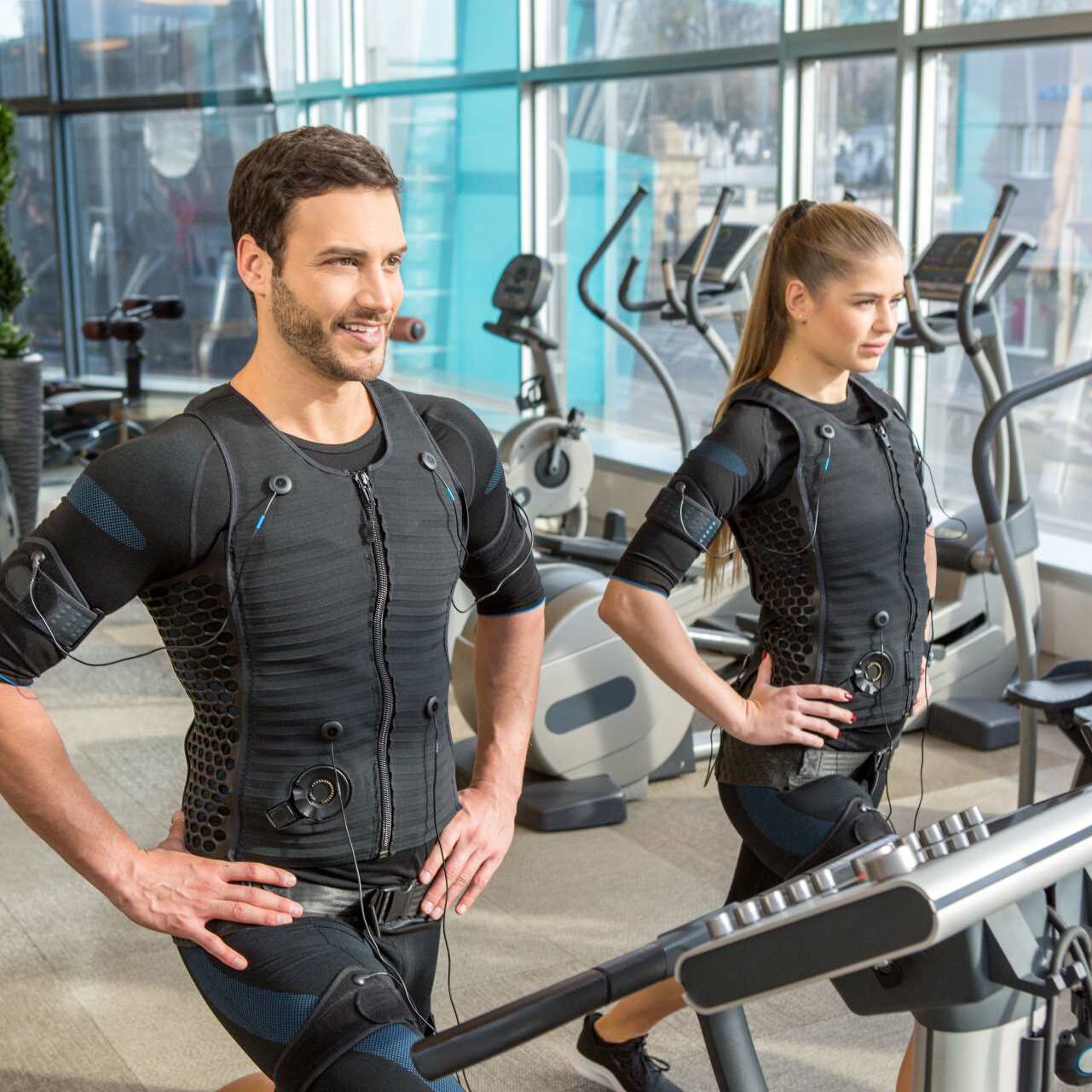Mann und Frau EMS Training